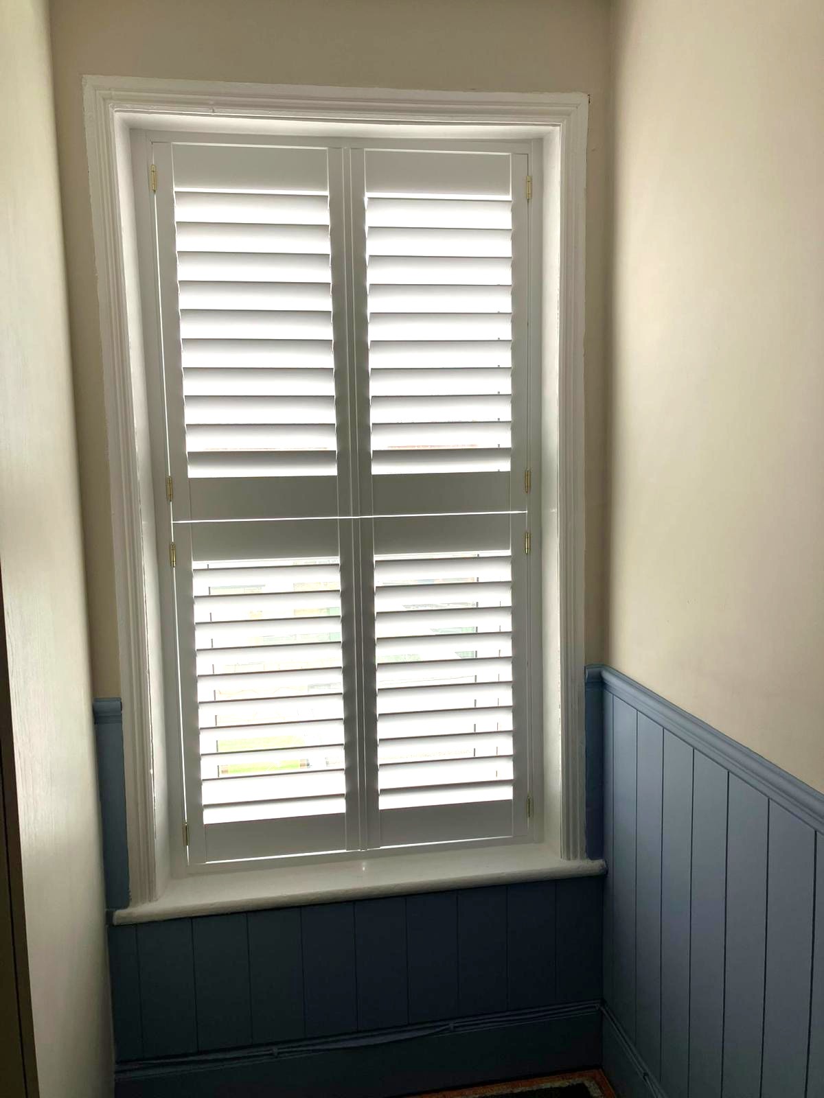 Tier-on-tier plantation shutters